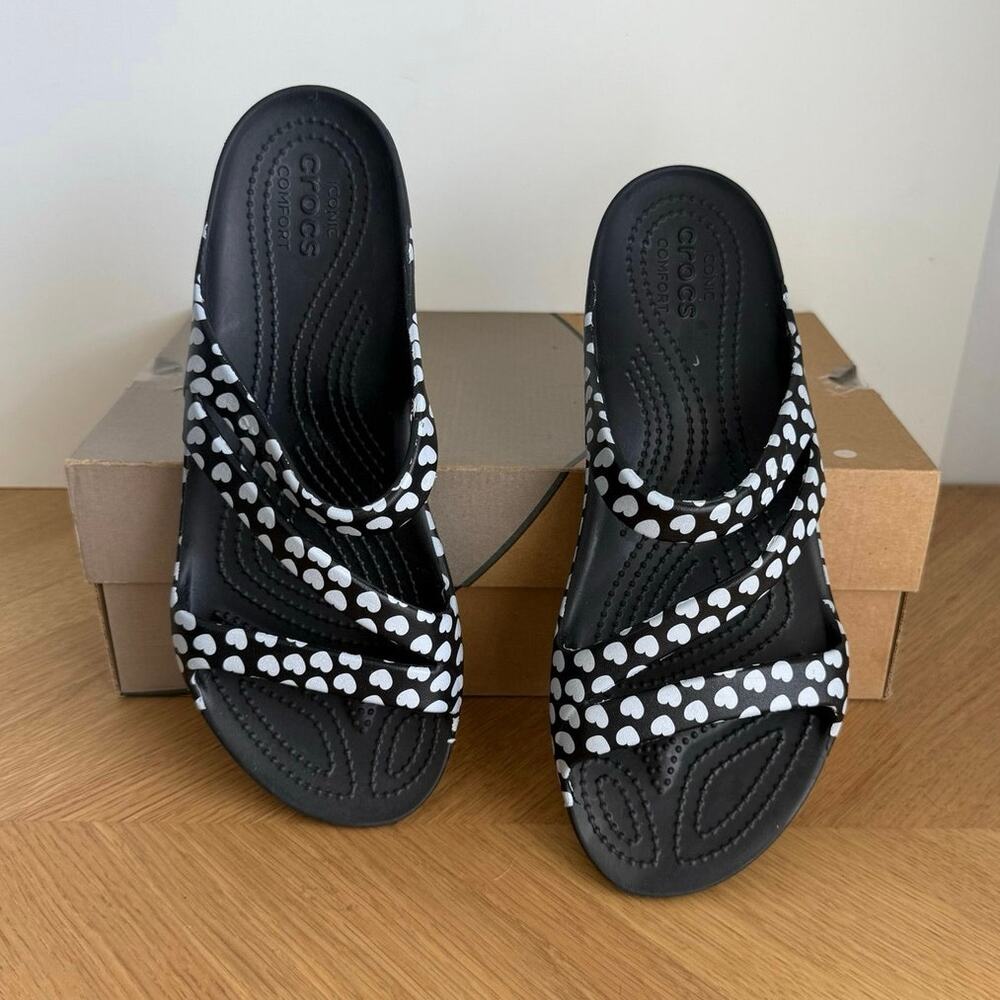 Crocs Kadee II ‘Heart Print’ Women Slip On Sandals- SZ 9